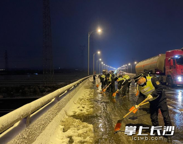 中岭立交桥道路结冰，突击队员紧急出动，铲雪除冰，并对道路撒盐