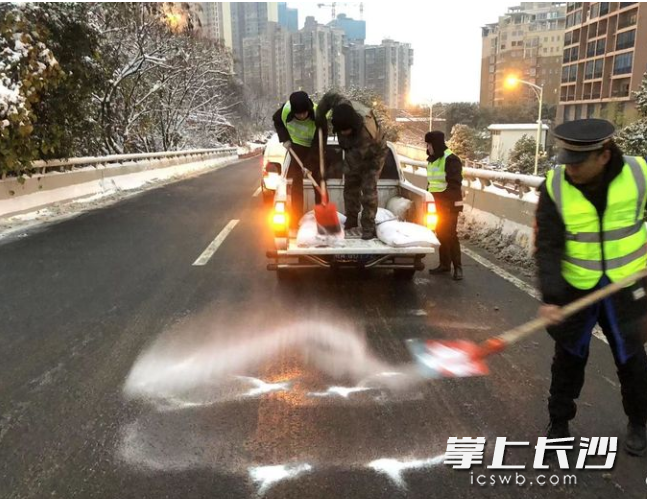 对北二环芙蓉路匝道进行撒盐