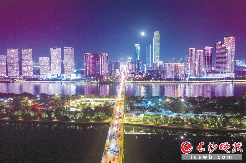 “一江两岸”灯光秀。