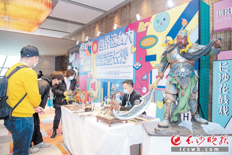 活动现场布置了湘绣、调香、面塑、泥塑等非遗展位。均为长沙晚报全媒体记者 郭雨滴 摄