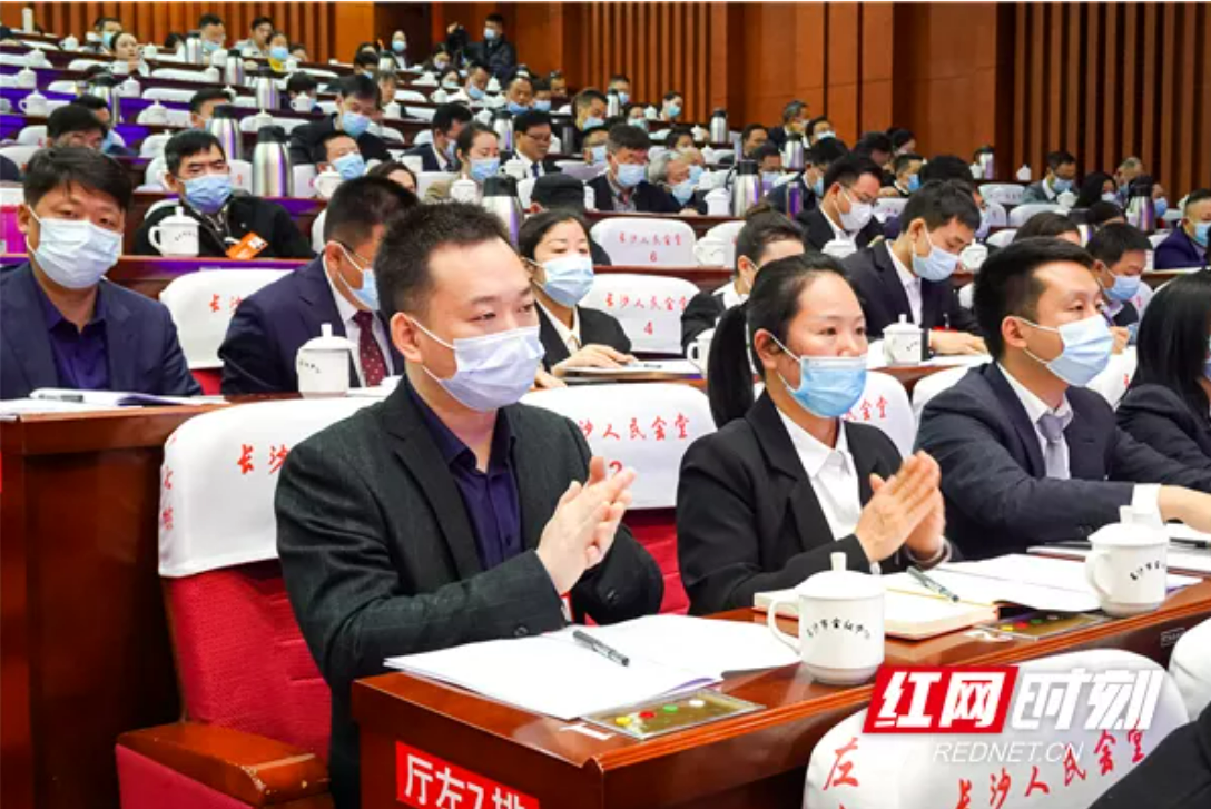 ▲会场内代表们都戴好了口罩