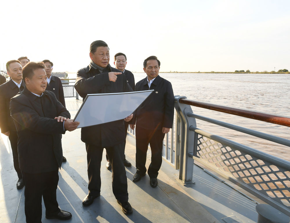 ↑2021年10月22日下午，习近平在山东省济南市主持召开深入推动黄河流域生态保护和高质量发展座谈会并发表重要讲话。这是座谈会前，习近平20日下午在东营市黄河入海口考察。
