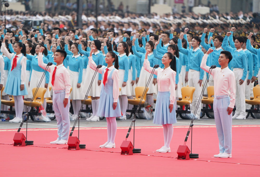 ↑2021年7月1日上午，庆祝中国共产党成立100周年大会在北京天安门广场隆重举行。这是共青团员和少先队员代表集体致献词。