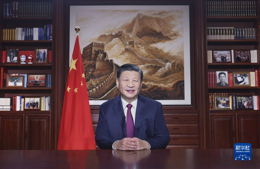 新年前夕，国家主席习近平通过中央广播电视总台和互联网，发表二〇二二年新年贺词。新华社记者 鞠鹏 摄
