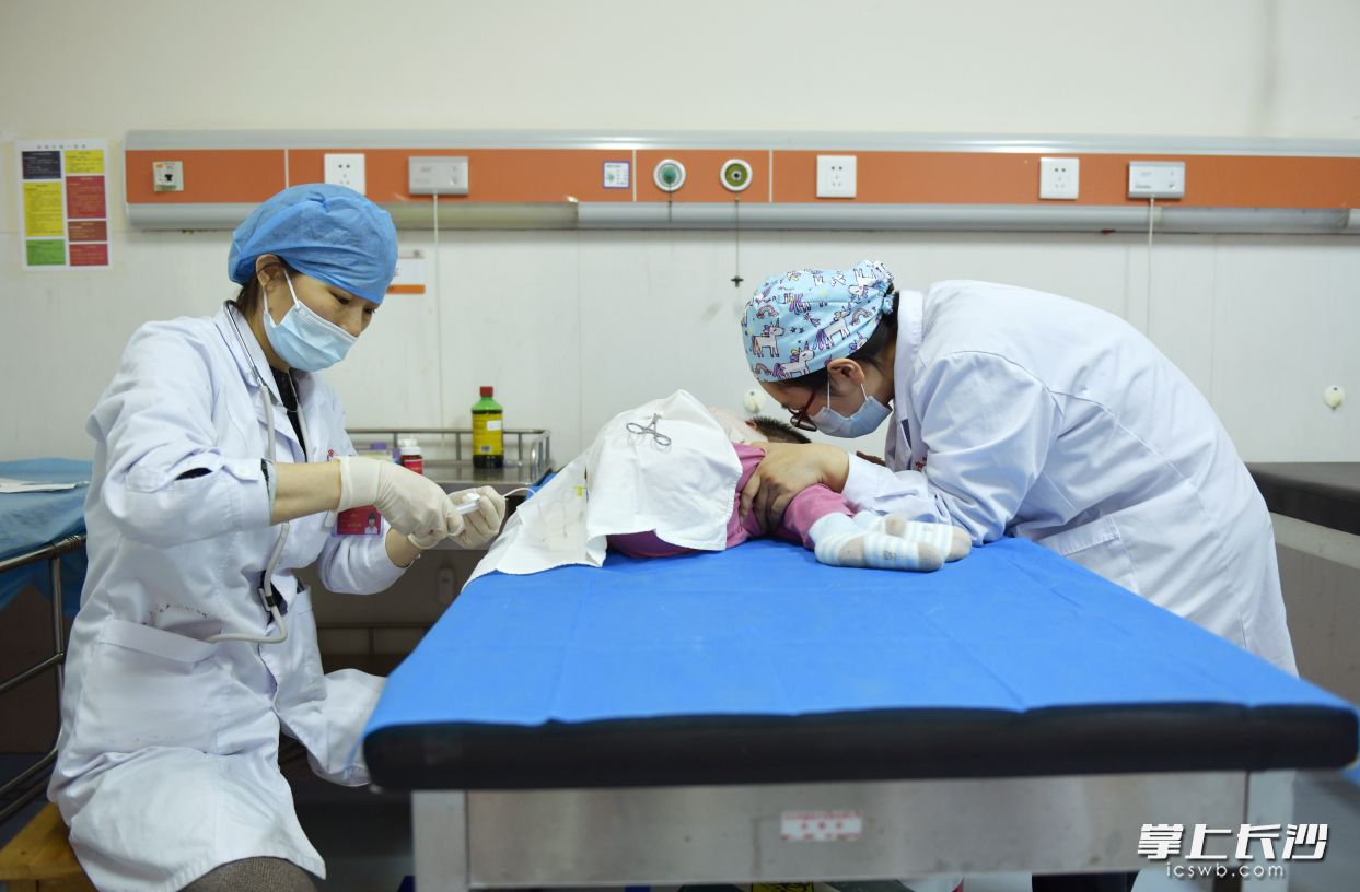 医务人员给脊髓性肌肉萎缩症患儿注射诺西那生钠注射液。  长沙晚报通讯员 姚家琦 摄