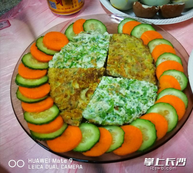 在“寻味传统节日美食”主题活动中，学生自制的端午节日美食“面扇子”。均为学校供图