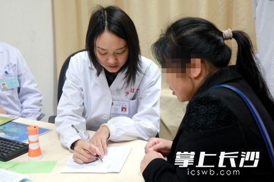 中南大学湘雅医院皮肤科主任粟娟教授给患者看诊。