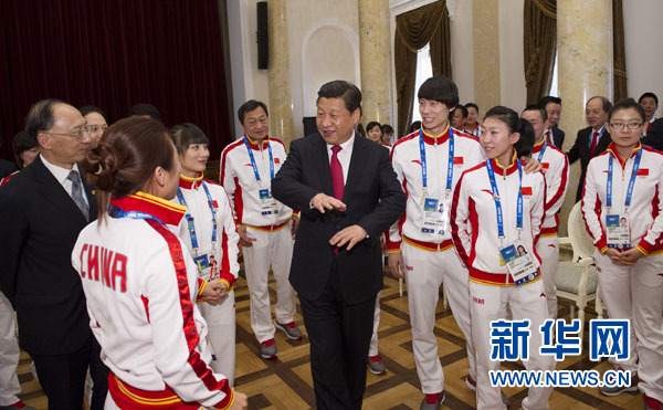 2014年2月7日，中共中央总书记、国家主席、中央军委主席习近平在俄罗斯索契亲切看望参加第二十二届冬季奥林匹克运动会的中国体育代表团。这是习近平同运动员亲切交流。 新华社记者 黄敬文摄