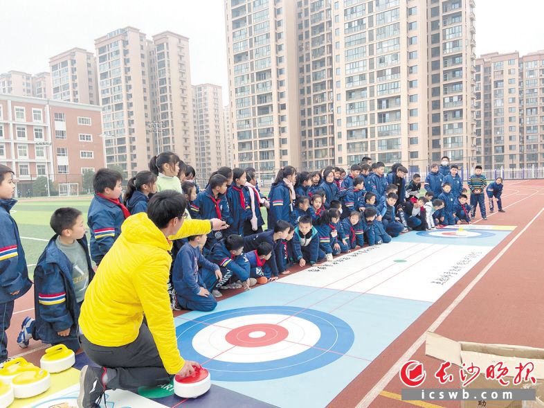 青雅丽发学校学生体验陆上冰壶。校方供图