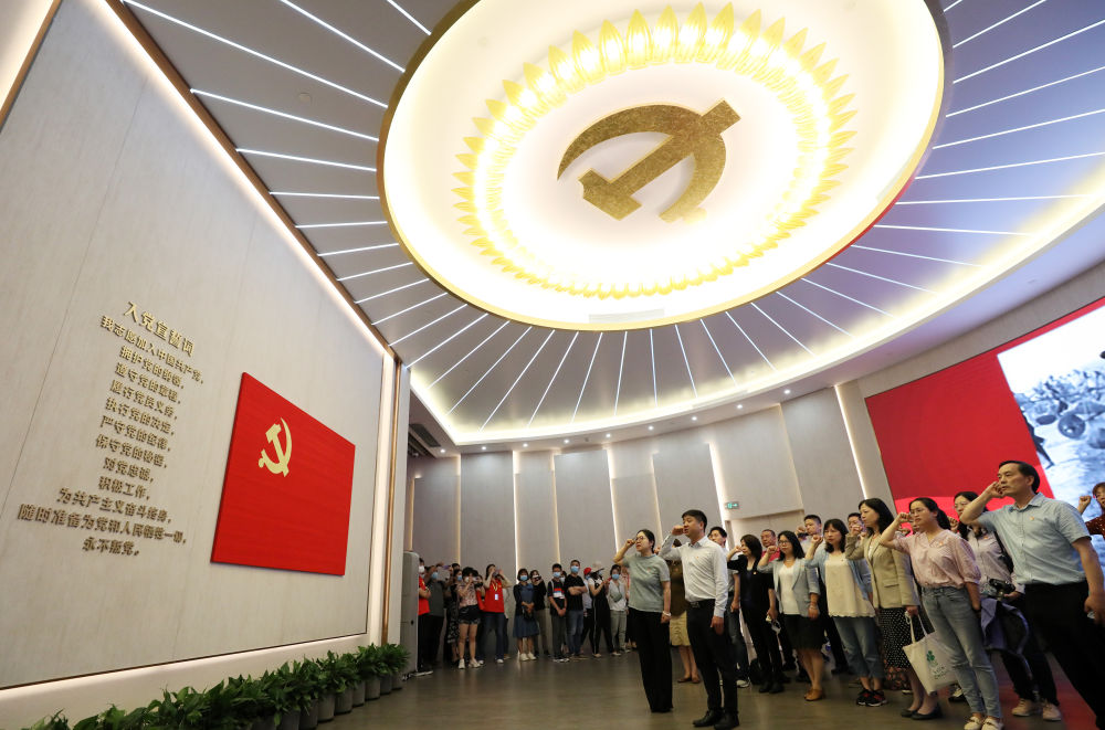 2021年6月3日，党员在全新开馆的上海中共一大纪念馆里重温入党誓词。新华社记者 刘颖 摄