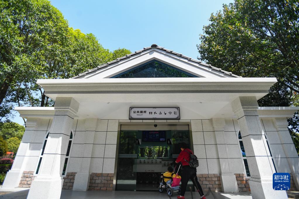 市民带着小朋友进入位于湖南长沙县星沙中心广场的智慧厕所（2021年3月24日摄）。新华社记者 陈泽国 摄