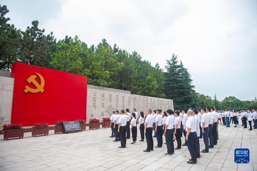 参观南湖革命纪念馆的党员重温入党誓词（2021年6月30日摄）。新华社记者 江汉 摄