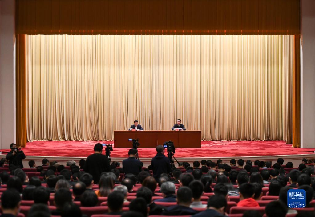 2021年3月16日，党史学习教育中央宣讲团首场报告会在北京举行。这是中央宣讲团成员、中央党史和文献研究院院长曲青山（右）在报告会上作宣讲报告。新华社记者 陈晔华 摄