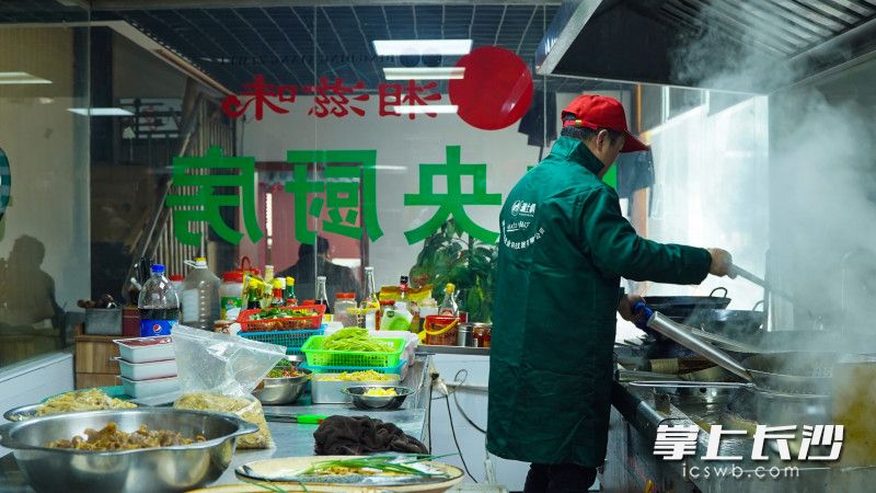 厨房里，厨师正在烹饪美味的佳肴。