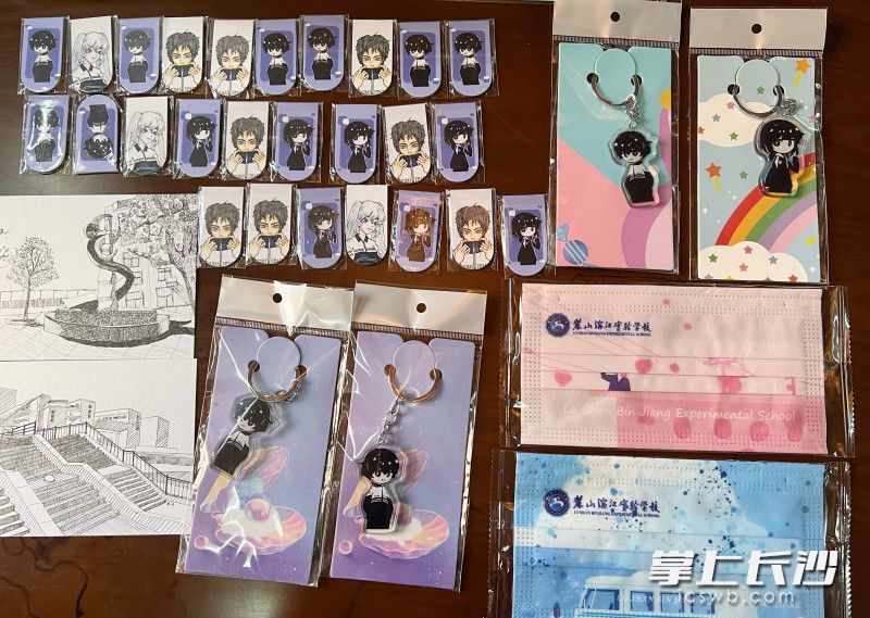 文创产品有明信片、帆布袋、纸灯、口罩、钥匙扣、书签、抱枕、杯垫等等。 文创产品有明信片、帆布袋、纸灯、口罩、钥匙扣、书签、抱枕、杯垫等等。