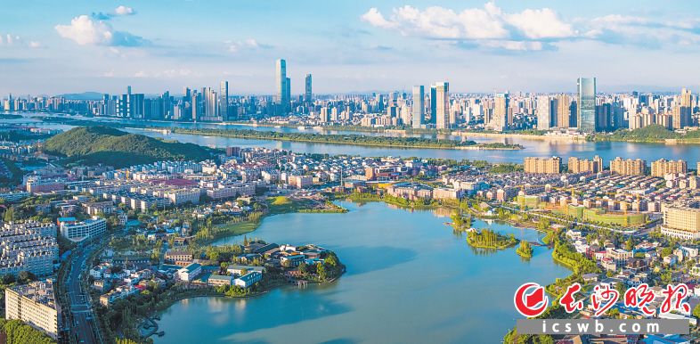 38名住长省政协委员联名提案建议，支持长沙做大城市空间格局，争取到2026年，长沙建成区面积突破1000平方公里。长沙晚报全媒体记者 罗杰科 摄