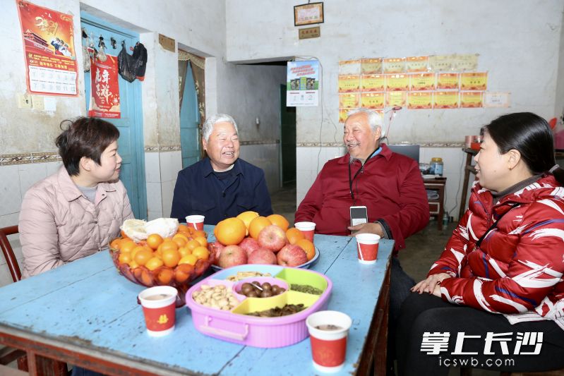 长沙晚报社工作人员与王英早老人一起上门慰问老村长罗正佳（左二）。经过积极治疗，罗正佳的身体、精神状态都有所恢复。长沙晚报全媒体记者 颜开云 摄