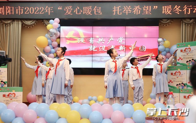 长兴湖小学学生表演文艺节目。