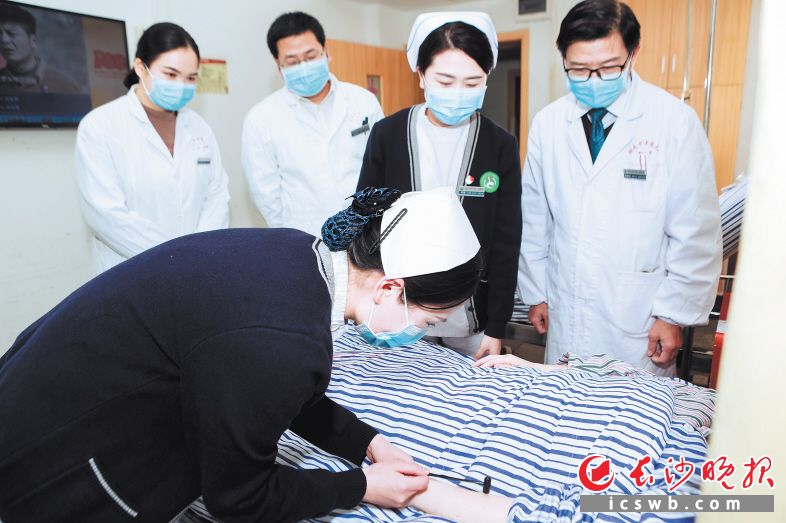该院中西医结合脑病防治中心专家团队正在查房。均为医院供图