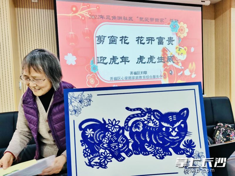 剪纸艺术家教孩子们剪窗花，领略传统文化魅力。 均为通讯员田原婧雅摄