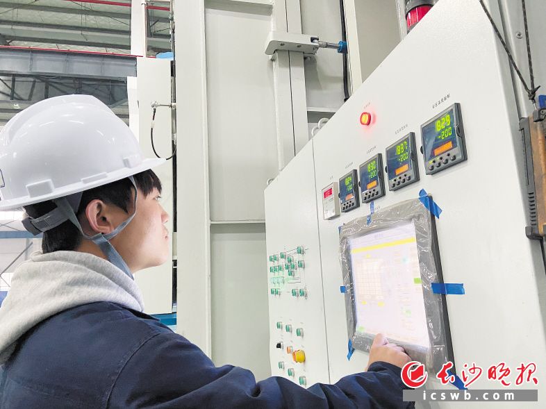 位于浏阳经开区的湖南晶碳新材料有限公司20日正式投产。长沙晚报全媒体记者 周斌 摄