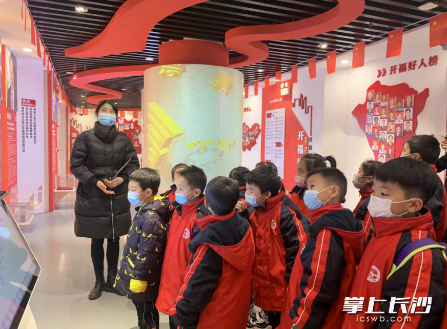 开福区清水塘第二小学学生参观开福好人馆