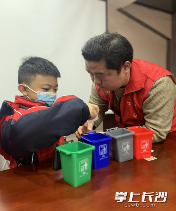 孩子们送垃圾精准“回家”