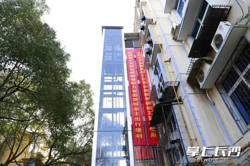西湖街道新装的电梯投入使用。