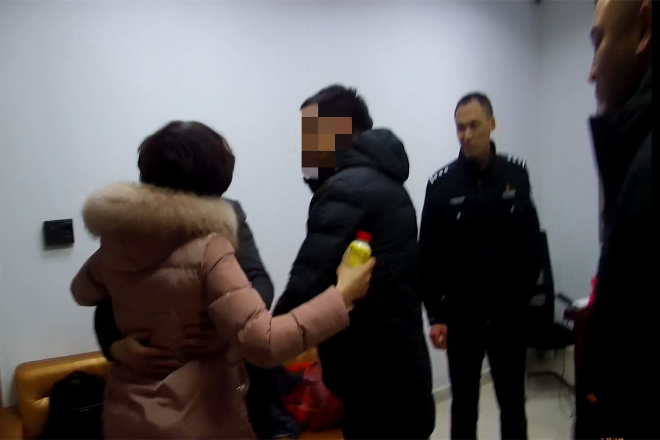 民警将人救下。