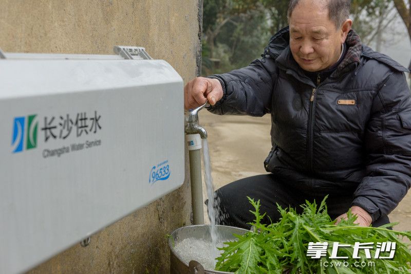 长沙市天心区暮云新村长沙垅组居民严志强家里用上了自来水，一家人都高兴。长沙晚报全媒体记者 陈飞 摄