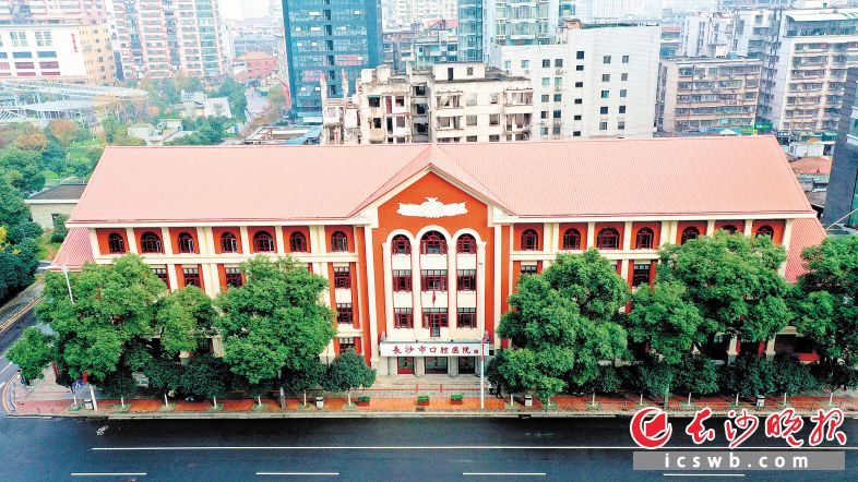 经过一番修旧如旧的改造，长沙市口腔医院五一大道门诊大楼极力恢复到上世纪50年代的样貌。资料图片