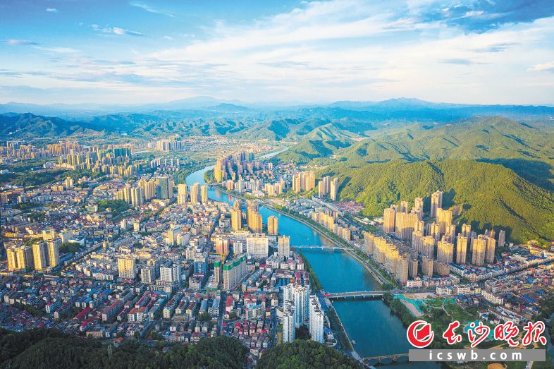 2021年，浏阳市全面落实“三高四新”战略定位和使命任务，推动经济社会发展迈上新台阶，县域经济与县域综合发展跃居全国第8位。 均为浏阳市委组织部供图