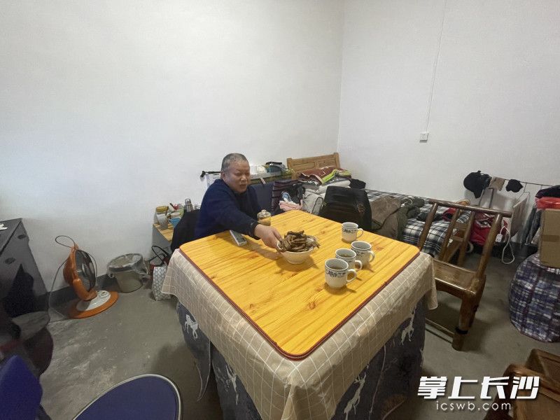 居住在直管公房的七旬老人龚倓最近搬回修葺一新的“新家”准备过年。均为长沙晚报全媒体记者 陈焕明 摄