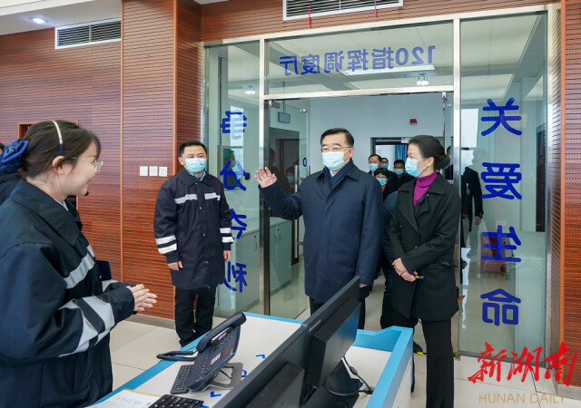 （长沙市公共卫生中心120指挥调度厅，张庆伟与值班人员亲切交流。）