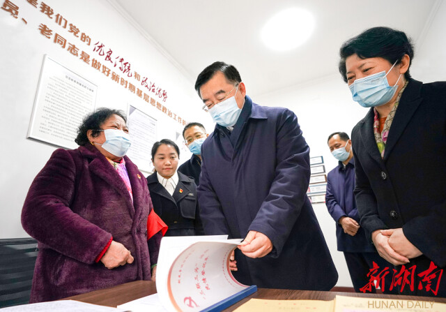 （长沙市岳麓区咸嘉湖街道咸嘉新村社区，张庆伟亲切看望慰问社区工作人员和志愿者。）