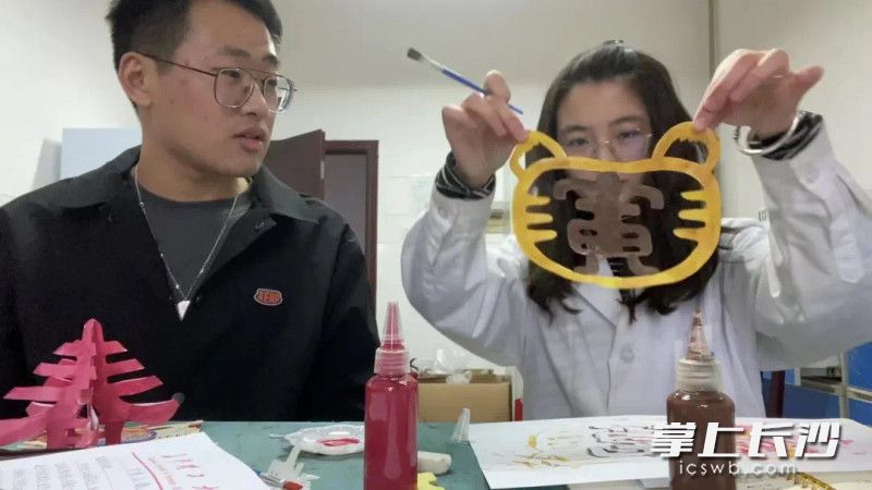 学生党员制作了一幅幅别出心裁的剪纸作品。均为学校供图