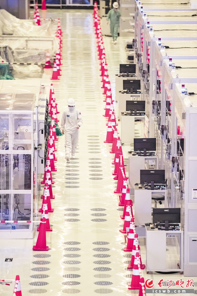 在位于浏阳经开区（高新区）的长沙惠科第8.6代超高清新型显示器件生产线上，产业工人在进行生产。长沙晚报全媒体记者 黄启晴 摄