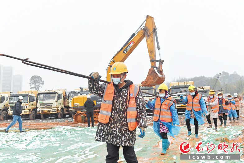 2月9日,在长沙市第三工人文化宫项目施工现场,工人们紧张忙碌地施工。长沙晚报全媒体记者 王志伟 摄 2月9日,在长沙市第三工人文化宫项目施工现场,工人们紧张忙碌地施工。长沙晚报全媒体记者 王志伟 摄