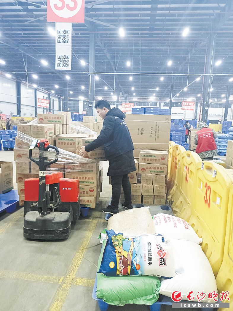杨江正在分拣商品。长沙晚报全媒体记者 刘捷萍 摄
