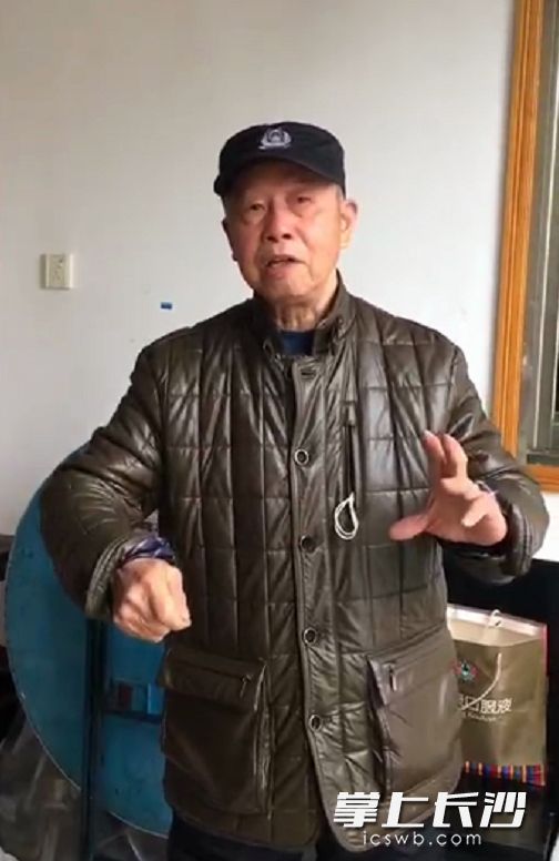 戴桐生讲述灭火经过。视频截图