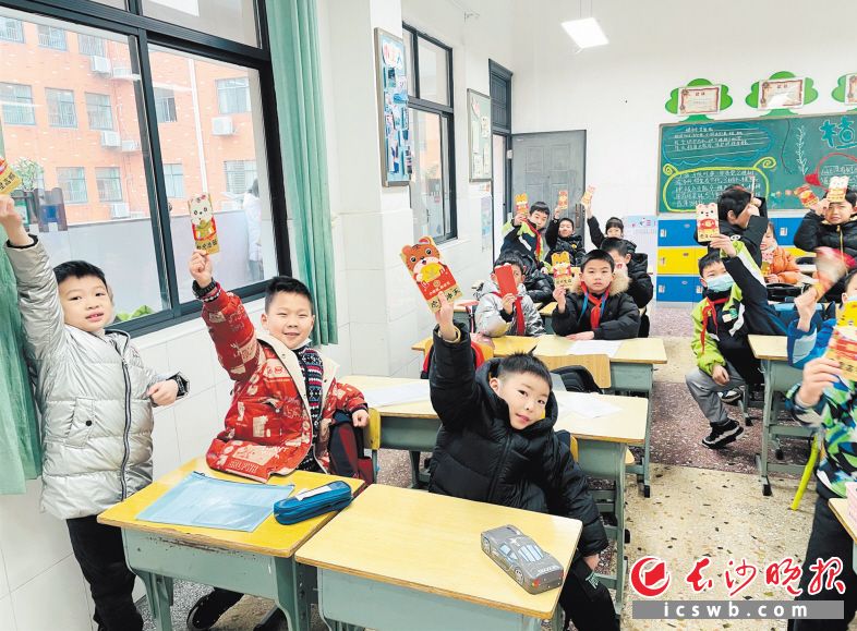 天心区湘府英才小学的孩子们来到学校报到，收获了一份份意外的惊喜，班主任给同学们准备了特别的“红包”，红包刮刮乐里设置了“参与作业设计券”“共进早餐券”“与老师合照券”等特别的礼物。长沙晚报通讯员 张玲 虞钊 全媒体记者 陈良 摄影报道