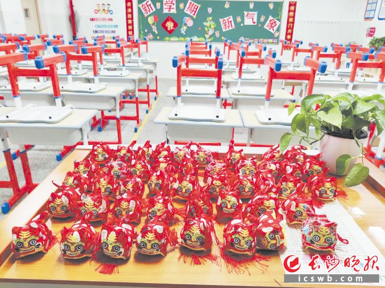 麓山国际洋湖实验学校2104班班主任黄存敏为学生们准备了布艺“小脑斧”。学校供图