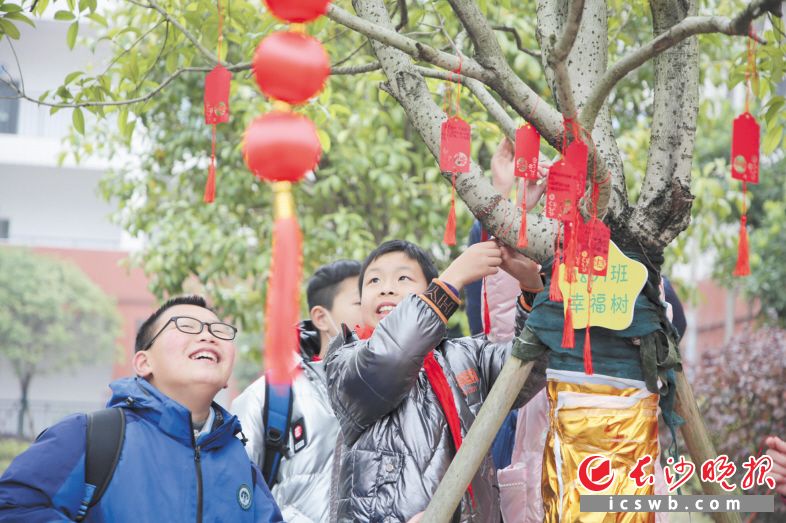 长沙高新区博才云时代小学的同学在老师的指引下领取心愿结，开启新学期的畅想。长沙晚报通讯员 喻怀宇 陈思 全媒体记者 陈良 摄影报道
