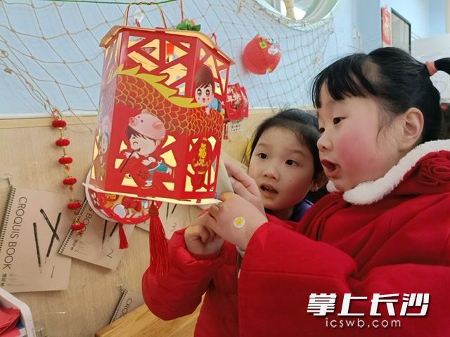 跟小伙伴一起,把灯谜猜一猜。 跟小伙伴一起,把灯谜猜一猜。