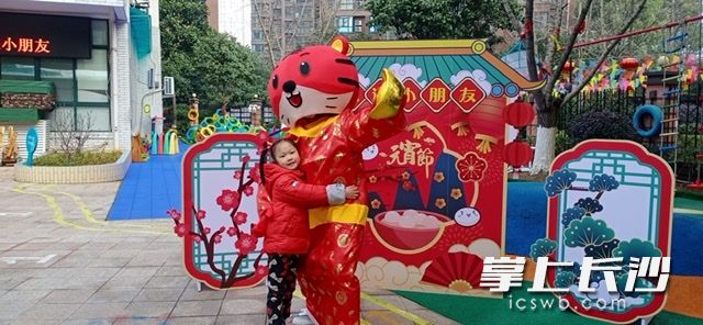 拥抱一下扮成老虎的老师。 拥抱一下扮成老虎的老师。