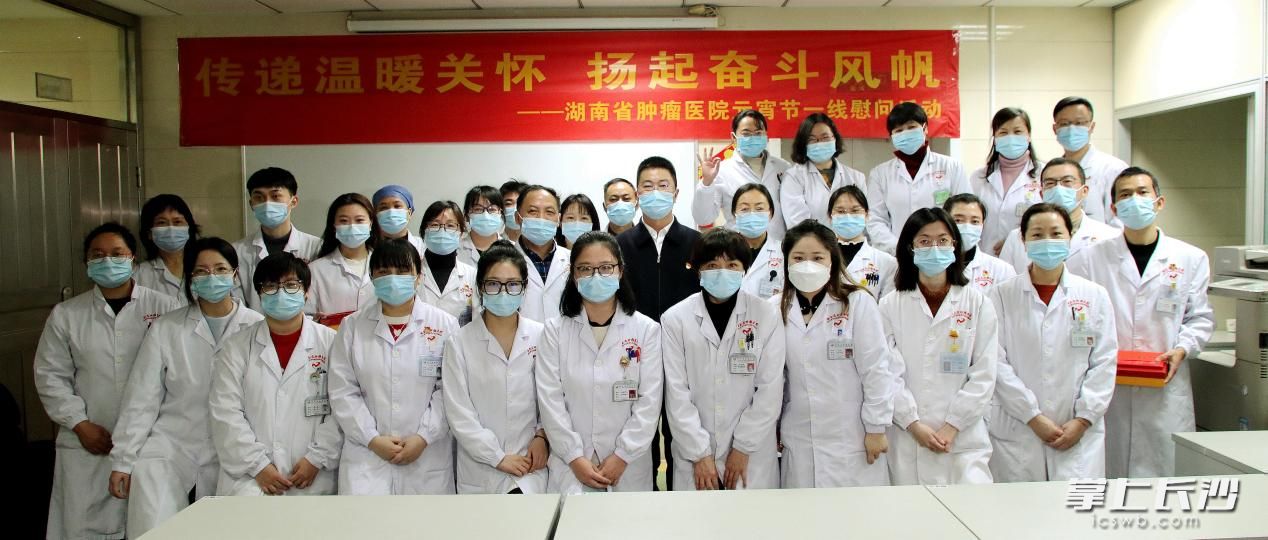 院领导和检验科医务人员合影。  均为长沙晚报通讯员 何君 摄