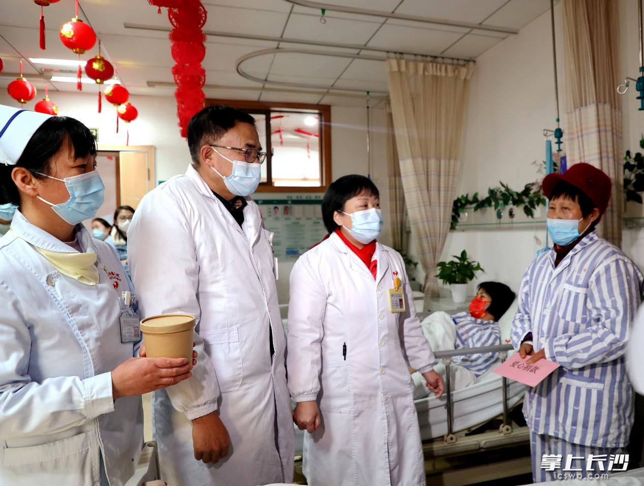 在中医/中西医结合一区，家庭困难的患者收到医护人员送上的爱心捐款。
