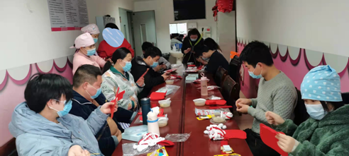 长沙市第四医院产科医疗团队开展“群组式母婴保健”——手工DIY国潮生肖挎包及产后康复科普宣教活动。均为长沙晚报通讯员 李学春  朱再云 供图