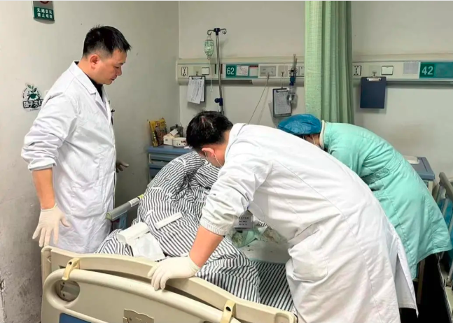 因便秘，高龄患者肠道有被大便涨裂的风险，长沙市第四医院的医生动手为患者掏出大便。长沙晚报通讯员 李莎 李宁 供图