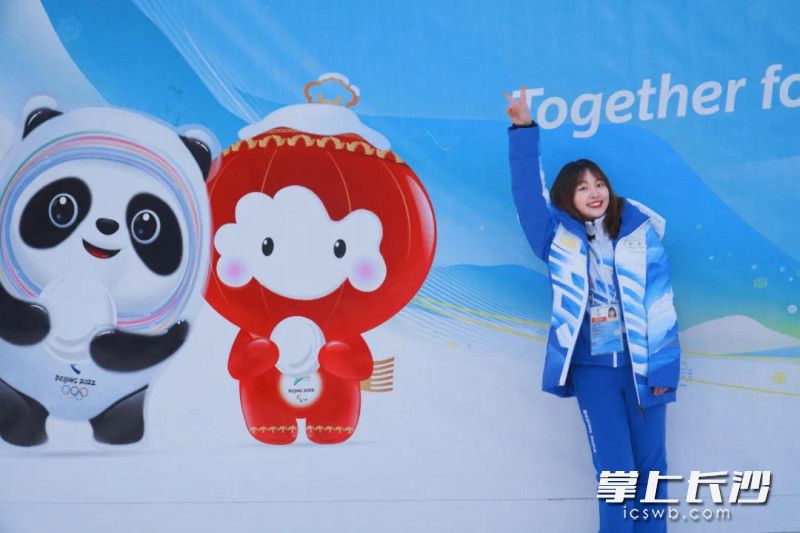 与冬奥会吉祥物合影。
